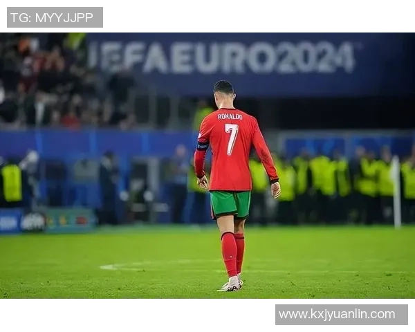 《梅西奔跑在绿茵场上,C罗梦想照亮每一场比赛的夜空》 《梅西奔跑在绿茵场上,C罗梦想照亮每一场比赛的夜空》