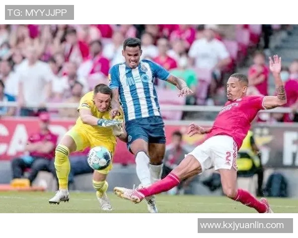 世界足球巨星同场竞技激烈对抗精彩纷呈,球迷热血沸腾的巅峰对决 世界足球巨星同场竞技激烈对抗精彩纷呈,球迷热血沸腾的巅峰对决