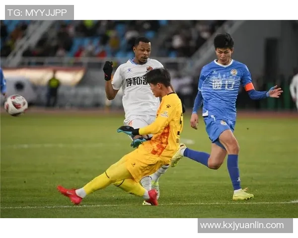 探寻足球传奇之路:球星背后的奋斗与荣耀 探寻足球传奇之路:球星背后的奋斗与荣耀