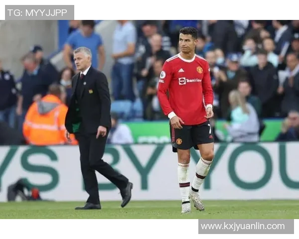 昔日绿茵巨星终难逃落寞身影辉煌过后尽显孤独