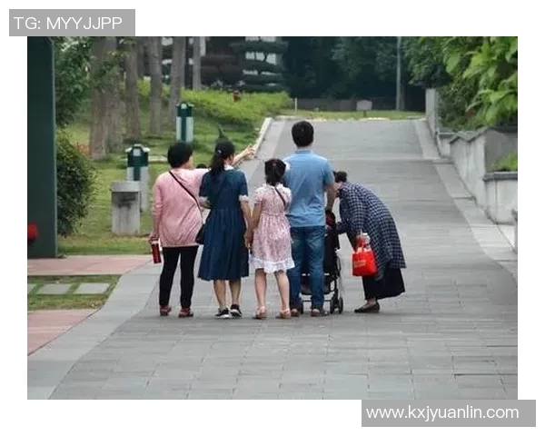 温馨笑容定格绿茵巨星家庭合影展现足球背后的亲情力量