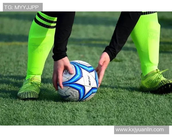 球星引领风潮,野球场上演足球梦想的华丽对决 球星引领风潮,野球场上演足球梦想的华丽对决