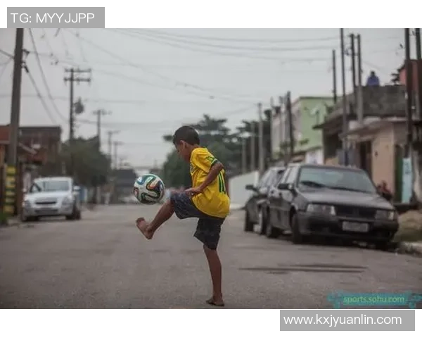 街头足球热潮席卷全球 球星与普通人共同演绎街头精彩对决